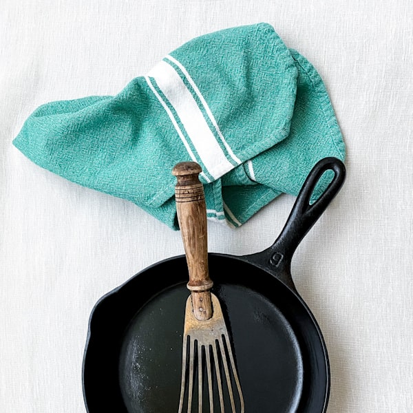 Pre-Seasoned Cast Iron Skillet 26cm